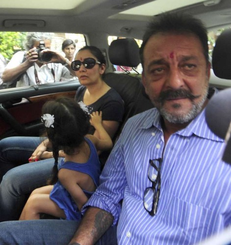 Actor Sanjay Dutt is accompanied by his wife Manyata Dutt and his children Iqra Dutt and Shahraan Dutt as he leaves for Yerawada jail after completing his 14 days furlough, in Mumbai, on jan. 08, 2015. 