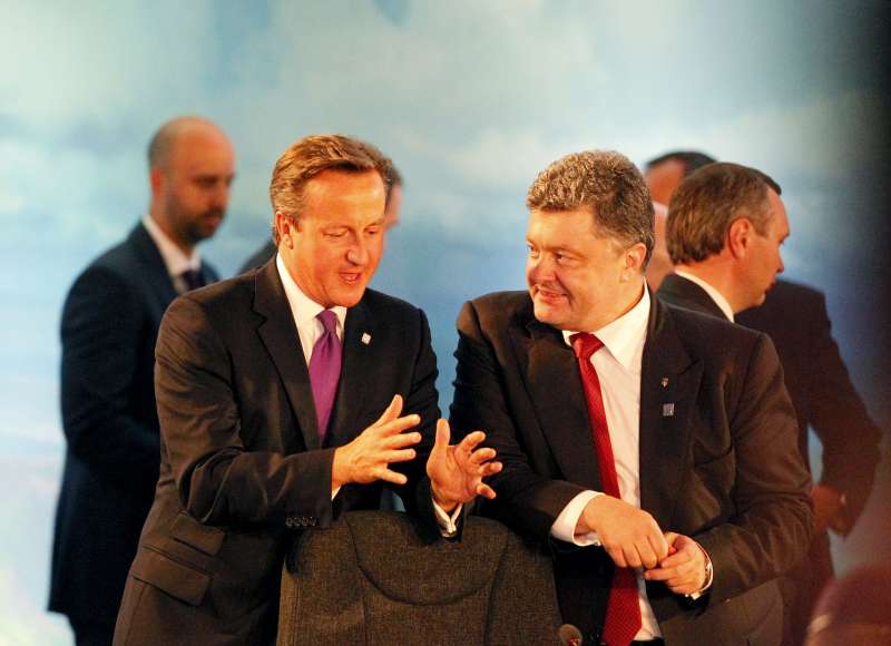  Ukrainian President Petro Poroshenko (front R) talks with British Prime Minister David Cameron prior to a meeting held by the NATO-Ukraine Commission (NUC) at the level of Heads of State and Government at the NATO Summit 2014 in Newport, Wales