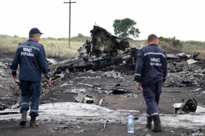  Rescuers work at the crash site of MH17 of Malaysian Airlines near the city of Shakhtarsk in Ukraine's Donetsk region, July 18, 2014. Malaysian Transport Minister Liow Tiong Lai said Friday that according to the International Civil Aviation Organization's Annex 13, the Ukrainian government should institute an investigation into the circumstances of the deadly MH17 incident, and be responsible for the conduct of the investigation.