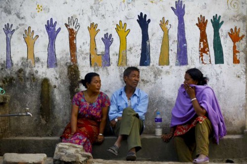 People talks on a roadside at Bungmati in Lalitpur, Nepal, May 4, 2015. Death toll of Nepal's April 25 earthquake has risen to 7,365 with the injury number standing at 14,366. The Nepalese authorities have started working out the scheme for the reconstruction