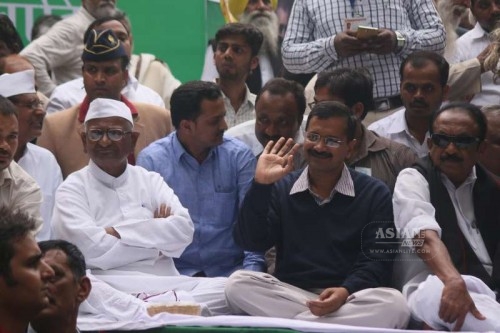 Delhi Chief Minister Arvind Kejriwal with social activist Anna Hazare during a demonstration against the land ordinance passed by the NDA government at Jantar Mantar in New Delhi, on Feb 24, 2015. Also seen MDMK general secretary Vaiko.