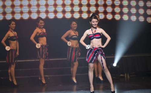 (141019) -- TORONTO, Oct. 19, 2014 (Xinhua) -- Contestants are seen on stage during the 2014 Miss Asia Pageant North America Final in Toronto, Canada, Oct. 18, 2014. The 24-year-old contestant Bella Ma from the Brock University of Canada was crowned the 2014 Miss Asia Pageanton North America Final at here on Saturday. (Xinhua/Zou Zheng)