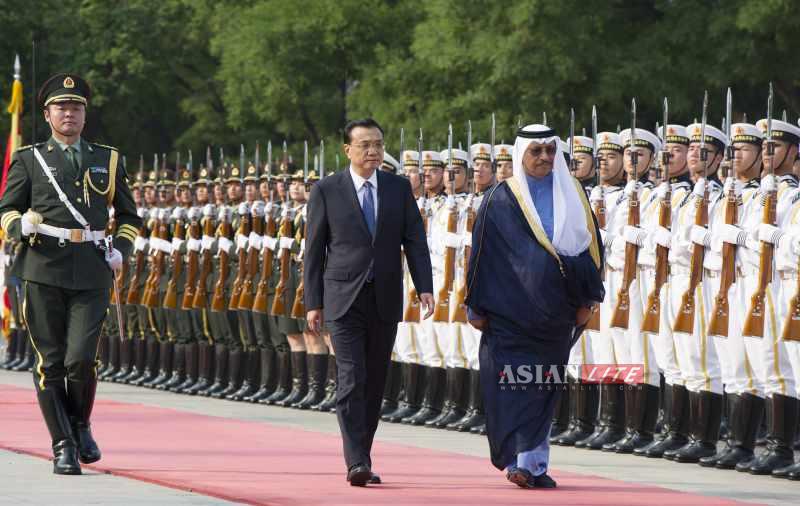 Chinese Premier Li Keqiang holds a welcoming ceremony for Kuwaiti Prime Minister Sheikh Jaber Al-Mubarak Al-Hamad Al-Sabah before their talks in Beijing, capital of China,