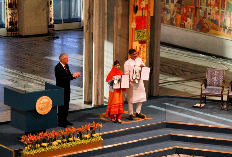 Kailash Satyarthi (1st R) and Malala Yousafzai (2nd R) present their medals during the Nobel Peace Prize awarding ceremony in Oslo, Norway, Dec. 10, 2014. Kailash Satyarthi and Malala Yousafzai, two child welfare activists from Indian and Pakistan respectively, on Wednesday received the 2014 Nobel peace prize. (Xinhua/Liu Min)