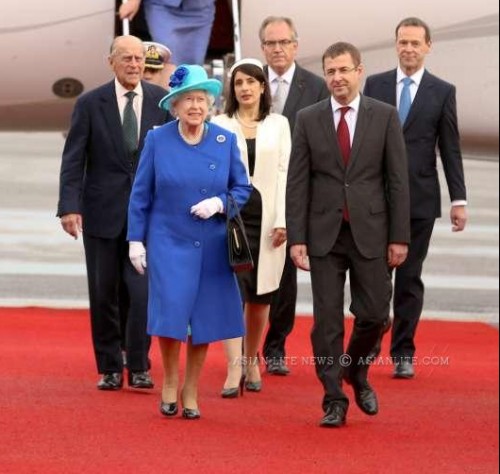 British Queen Elizabeth II (Front-L) arrives at Berlin's Tegel International Airport, in Berlin, Germany, on June 23, 2015. British Queen Elizabeth II, accompanied by her husband Prince Philip, Duke of Edinburgh, arrived in Berlin on Tuesday, kicking off her four-day state visit to Germany