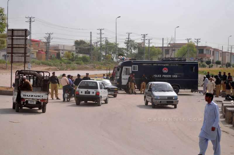  Policemen stop vehicles on the way to Islamabad airport in Rawalpindi, Pakistan, June 23, 2014. Pakistani authorities on Monday denied permission to a plane carrying an anti-government religious leader to land at Islamabad airport over security concerns