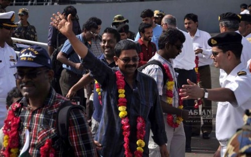 Pakistanis and Indians evacuated from Yemen arrive at southern Pakistani port city of Karachi, April 7, 2015. A Pakistani navy ship carrying 182 people evacuated from Yemen, including 36 foreigners, arrived in Karachi on Tuesday.