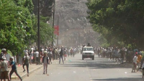  People flee clashes near the Aden international airport in Aden, Yemen, on March 25, 2015. The Shiite Houthi group took control over Aden international airport after the retreat of tribal militia on Wednesday evening