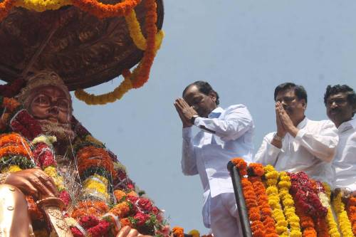 Telangana Chief Minister K Chandrasekhar Rao pays tribute to Maharaja Agrasen on his birth anniversary in Hyderabad, on Sept. 25, 2014. (Photo: IANS)