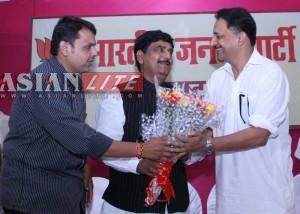 Gopinath Munde (middle) being felicitated at a function in Mumbai