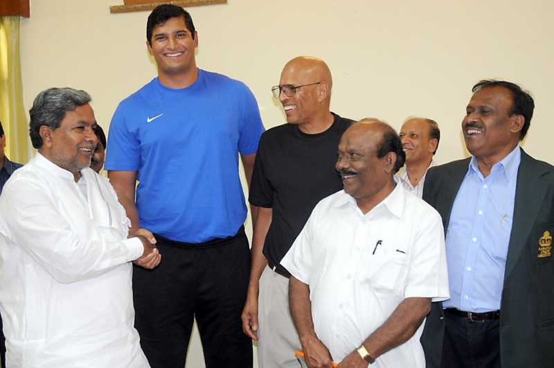 Vikas Gowda with Karnataka Chief Minister Siddaramaiah in Bangalore 