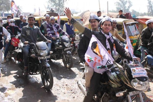  Aam Aadmi Party (AAP) workers campaigns for the party at Shaheen Bagh in Okhla, New Delhi on Feb 5, 2015.