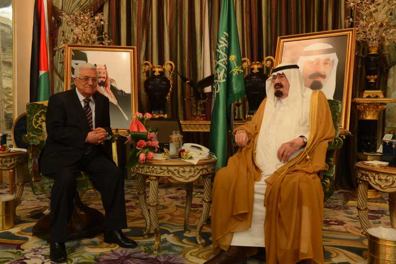 Palestinian President Mahmoud Abbas(L) meets with Saudi Arabia's King Abdullah bin Abdulaziz al-Saud, in Jeddah, Saudi Arabia