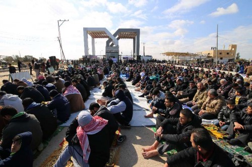  Palestinians pray in front of Rafah border crossing between Gaza Strip and Egypt on Jan 16, 2015 to protest against the closing of the border. 