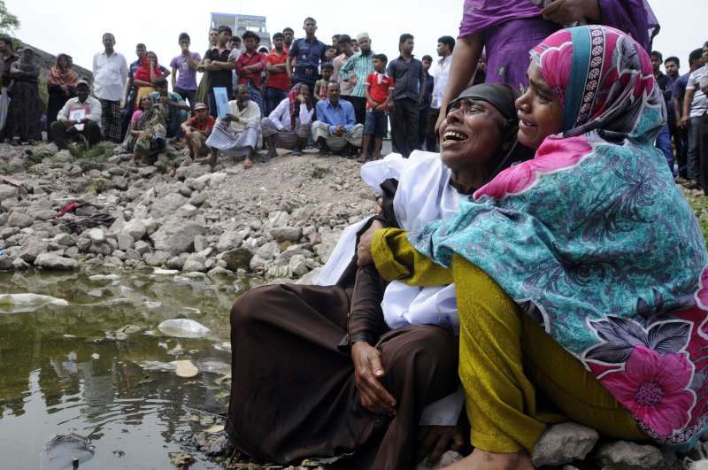 Relatives mourn at the Rana Plaza  site in Bangladesh 