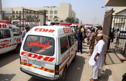 An ambulance carrying bodies arrive at a hospital in southern Pakistani port city of Karachi, May 13, 2015. At least 43 people were killed and 13 others were injured when unknown gunmen opened fire at a passenger bus carrying about 60 to 65 people of a minority group in Pakistan's southern port city of Karachi 