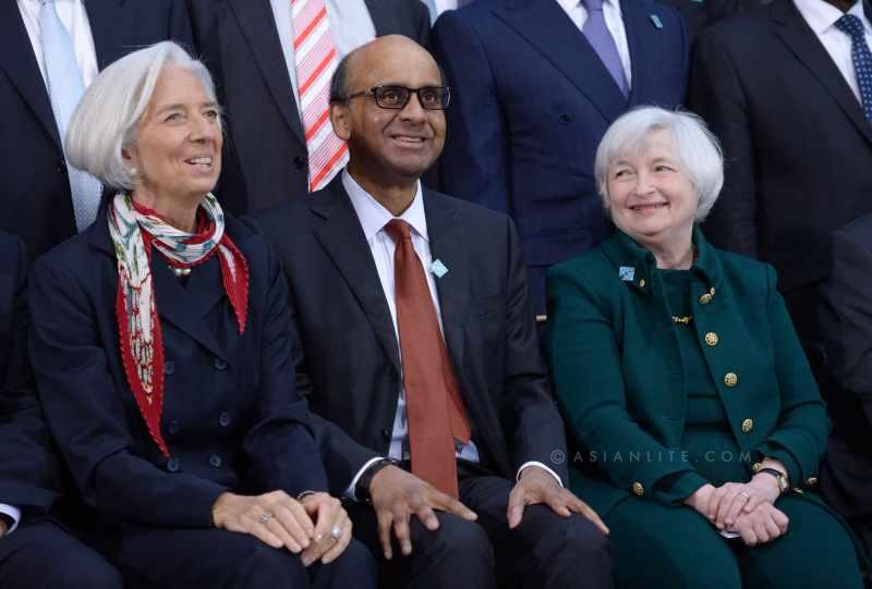  Singapore's Finance Minister and International Menotary Finance Committee(IMFC) Chairman Tharman Shanmugaratnam (C), International Monetary Fund (IMF) Managing Director Christine Lagarde (L) and US Federal Reserve Chair Janet Yellen pose for family photos before the IMFC meeting during IMF and World Bank spring meetings in Washington D.C., capital of the United States