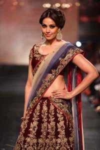 Showstopper Bipasha Basu displays the creation of fashion designer Vikram Phadnis during the Lakme Fashion Week (LFW) Winter/ Festive 2014, in Mumbai, on Aug. 23, 2014. (Photo: IANS)