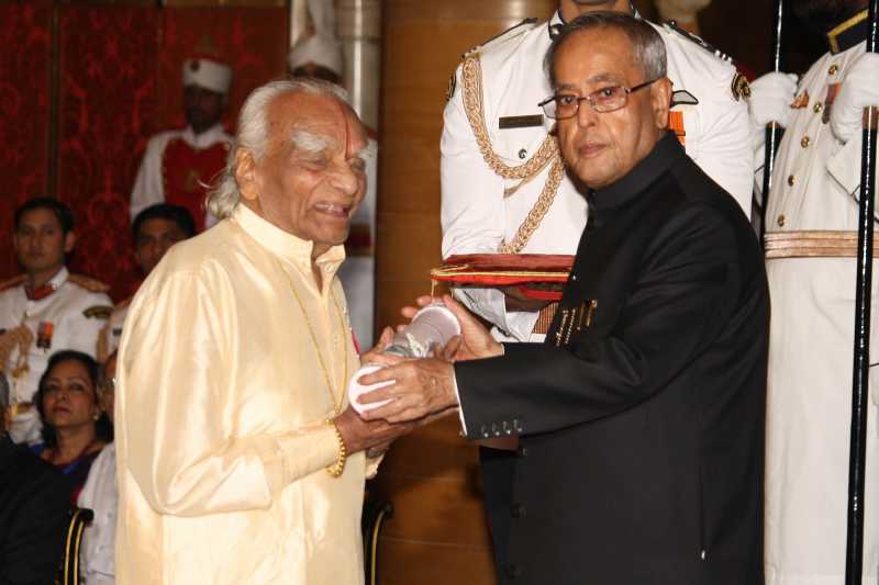 President Pranab Mukherjee presenting the Padma Vibhushan to Bellur Krishnamachar Sundararajaja Iyengar at Rashtrapati Bhawan on April 26,2014.(Amlan Paliwal/IANS)