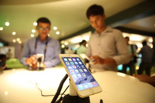 People try the iPhone 6 at Smart Store in Phnom Penh, Cambodia, Nov. 21, 2014. Around 400 Cambodian people, mostly youths, queued to buy iPhone 6 or iPhone 6 Plus at a local telecom firm, Smart Axiata, on Friday as the new devices are just available in this Southeast Asian nation. 