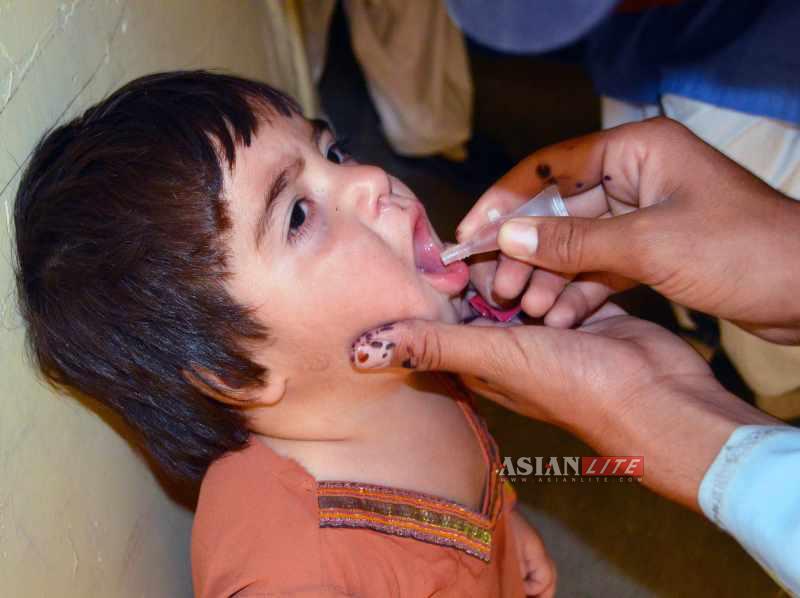 A girl child is getting polio immunisation