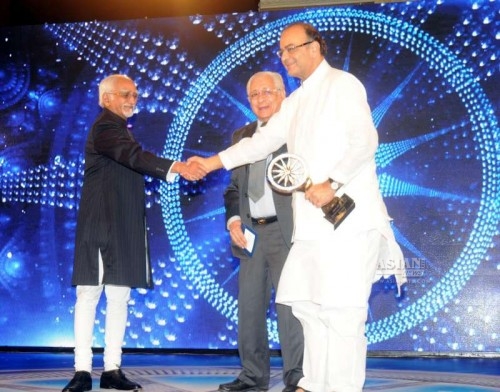 Vice President Mohd. Hamid Ansari presents the CNN-IBN Indian of the Year Award 2014 to the Union Minister for Finance, Corporate Affairs and Information and Broadcasting Arun Jaitley, in New Delhi, on March 17, 2015.