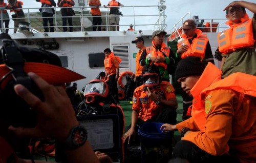 Indonesian Search and Rescue Agency (Basarnas) personnel prepare diving equipment to search victims of AirAsia QZ8501 on Java Sea, in Indoensia, Jan. 2, 2015. Rescuers have discovered 30 bodies from Indonesian waters where AirAsia plane with 162 people on board crashed on Dec. 28, 2014, head of the National Search and Rescue Agency F. Henry Bambang Sulistyo said here Friday.