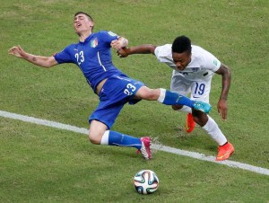  Italy's Marco Verratti (L) falls down in a competition with England's Raheem Sterling during a Group D match between England and Italy of 2014 FIFA World Cup at the Arena Amazonia Stadium in Manaus, Brazil