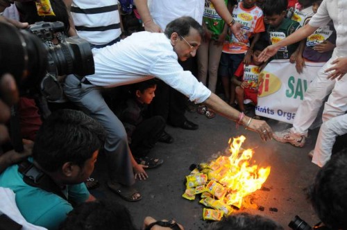 People burn Maggi packets in Kolkata on June 4, 2015. Maggi has been banned in several states after samples of the noodles were found to contain more than the permissible quantity of lead. 