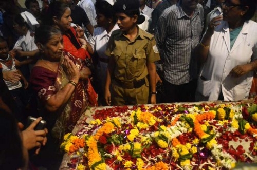 People pay their last respect to Aruna Shanbaug - world's oldest comatose patient, who died in Mumbai's KEM Hospital after remaining in coma for almost 42 years on May 18, 2015. 