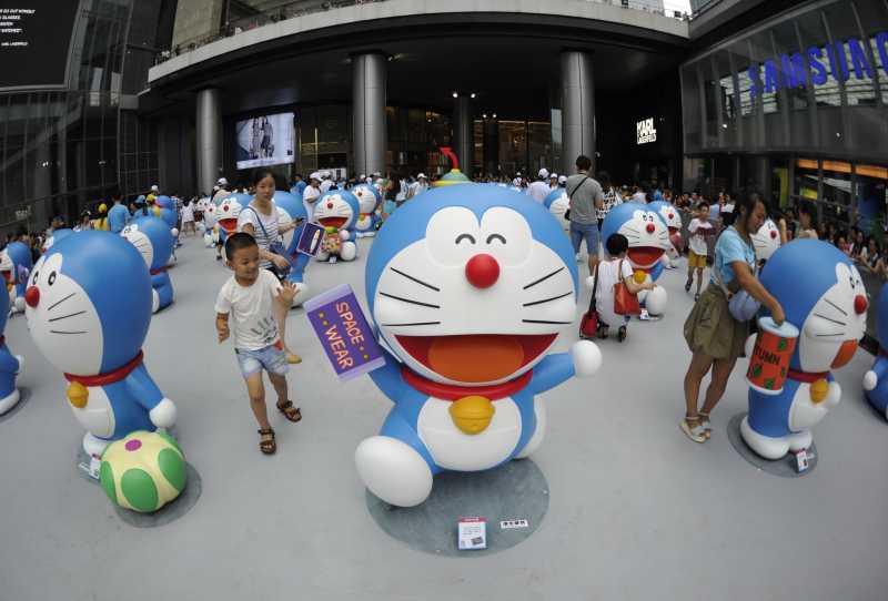 CHENGDU-- Citizens visit a Doraemon exhibition in Chengdu, capital of southwest China's Sichuan Province, Aug. 16, 2014. The exhibition kicked off here on Saturday. A hundred and two life-size Doraemon figures, each of which bearing a distinct secret gadget, were displayed during the show. Doraemon, a fictional 22nd-century robotic cat, has been a popular anime character since its introduction by Japanese cartoonist Fujiko Fujio in 1969. (Xinhua/Xue Yubin) (lmm)