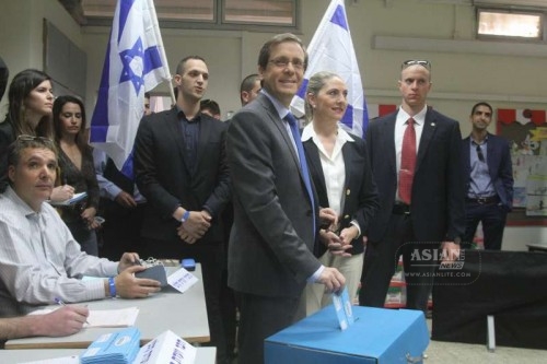 Israel's Zionist Union leader Isaac Herzog casts his ballot at a polling station during the parliamentary election in Tel Aviv, Israel, on March 17, 2015. 