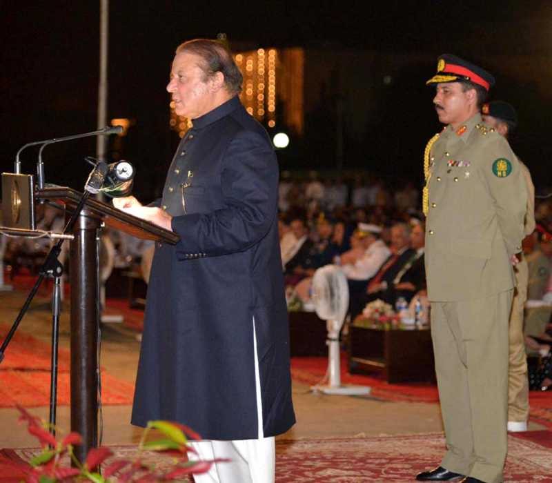Pakistani Prime Minister Nawaz Sharif (L) addresses a ceremony to mark Pakistan's Independence Day in Islamabad