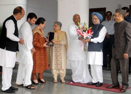 Congress president Sonia Gandhi, vice president Rahul Gandhi with party leaders Karan Singh, Ghulam Nabi Azad and Mallikarjun Kharge call on former Prime Minister Manmohan Singh and his wife Gursharan Kaur to congratulate on receiving Japan's Grand Cordon of the Paulownia Flowers award in New Delhi 