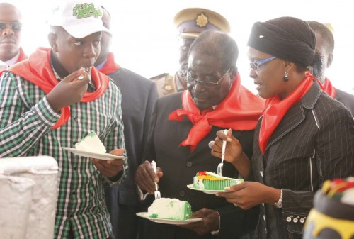  Zimbabwe's President Robert Mugabe (C) eats a piece of cake with his wife Grace Mugabe and their son during celebrations to mark his 90th birthday at Marondera, 75 km from Harare, Zimbabwe