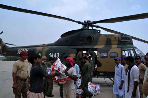  Pakistan army soldiers distribute food among flood-affected people in central Pakistan's Multan. Pakistan's military said that it had expanded the rescue and relief operation as floodwaters hit more districts in the country's Punjab province. 