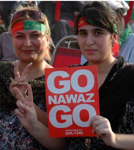 (140928) -- LAHORE, Sept. 28, 2014 (Xinhua) -- Supporters of opposition leader Imran Khan gathered at an anti-government protest in eastern Pakistan's Lahore on Sept. 28, 2014. Supporters of Pakistan's two opposition leaders, Imran Khan of Pakistan Tehrik-e-Insaf and Tahir ul Qadri of Pakistan Wami Tehrik attended the sit-in protest in Islamabad, demanding resignation of Prime Minister Nawaz Sharif and fresh polls.(Xinhua/Sajjad)