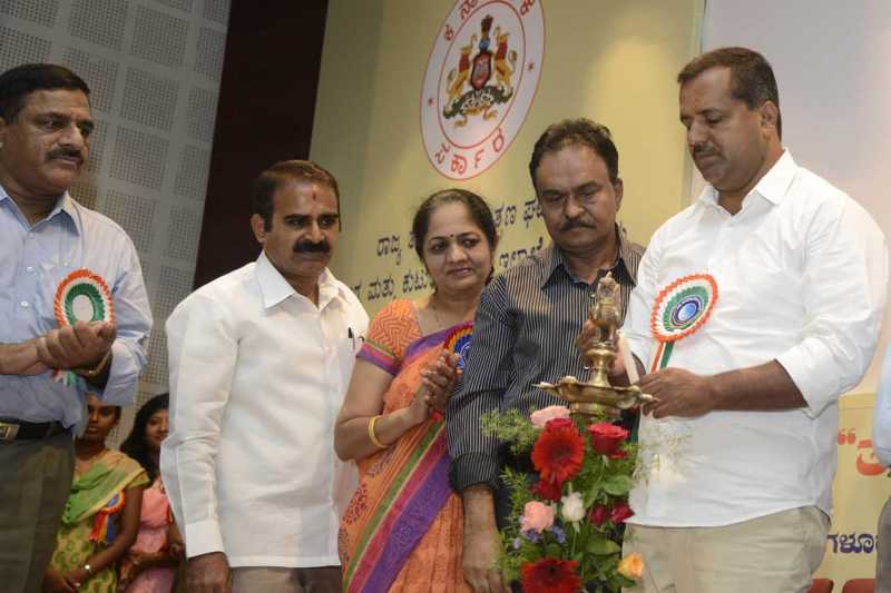  Karnataka Minister for Health and Family Welfare UT Khader lighting lamp to inaugurate the Awareness programme on Anti Tobacco Day, at Bangalore medical College, in Bangalore 