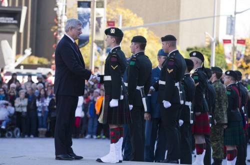 (141025) -- OTTAWA, Oct. 25, 2014 (Xinhua) -- Canada's Prime Minister Stephen Harper (1st, L) shakes hands with a soldier during the a ceremony returning sentries to the Tomb of the Unknown Soldier at the National War Memorial in Ottawa, Capital of Canada, Oct. 24, 2014. Hundreds of Canadians gathered at the National War Memorial to witness the return of the ceremonial guard on Friday. (Xinhua/Zou Zheng)(zhf)