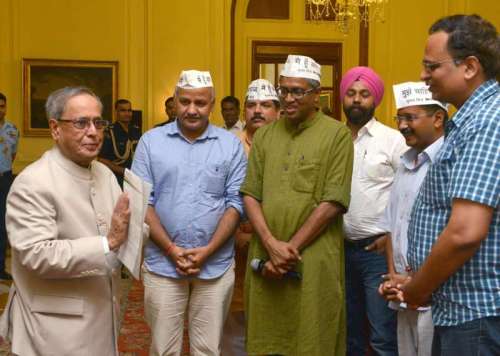 President Pranab Mukherjee meeting a delegation of MLAs and leaders of Aam Admi Party led by AAP chief Arvind Kejriwal at Rashtrapati Bhavan 