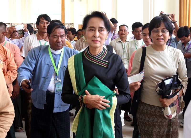  Aung San Suu Kyi (C), leader of Myanmar's National League for Democracy (NLD)