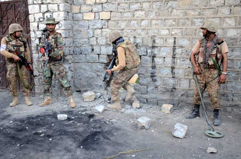  Photo released by the Inter Services Public Relations (ISPR) on July 1, 2014 shows Pakistani soldiers entering a house through a hole during a military operation against Taliban militants at the main town of Miranshah in northwest Pakistan's North Waziristan. The United Nations and non-governmental organizations are helping nearly 470,000 uprooted people in North Waziristan in northwestern Pakistan near the border with Afghanistan, UN spokesman Stephane Dujarric told reporters here. 