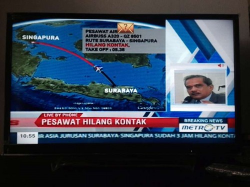 Photo taken on Dec. 28, 2014 shows an Indonesian local television broadcasting the news concerning AirAsia flight QZ8501 losing contact in Jakarta, Indonesia. AirAsia said Sunday in a statement that it confirmed flight QZ8501 from Surabaya to Singapore had lost contact with air traffic control at 7:24 this morning. 