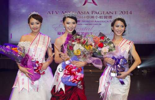 (141019) -- TORONTO, Oct. 19, 2014 (Xinhua) -- Winner Bella Ma(C), runner-up Joanne Liang(L) and second runner-up Sasha Xia pose for photos during the award ceremony of the 2014 Miss Asia Pageant North America Final in Toronto, Canada, Oct. 18, 2014. The 24-year-old contestant Bella Ma from the Brock University of Canada was crowned the 2014 Miss Asia Pageanton North America Final at here on Saturday. (Xinhua/Zou Zheng)