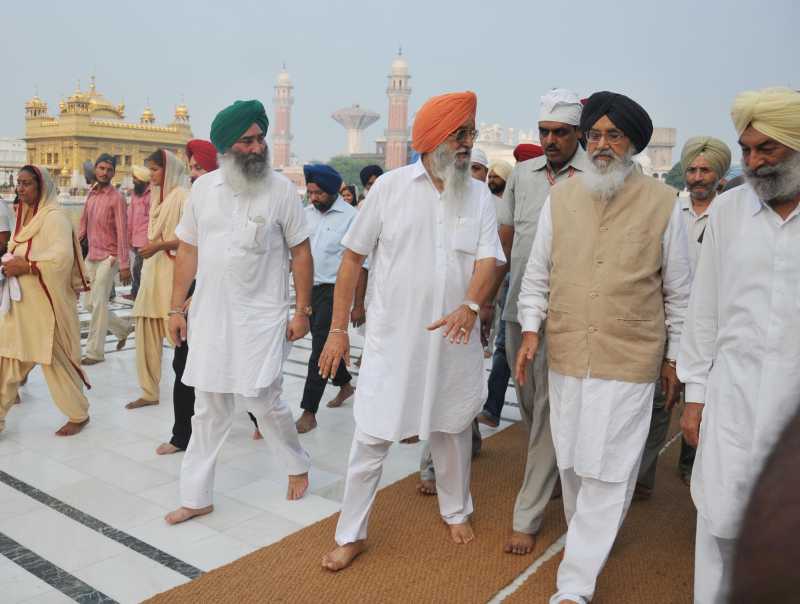 Chief Minister Parkash Singh Badal going to attend SAD (B)`s core committee meeting before paying obeisane at Golden Temple 