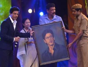 Actor Shahrukh Khan, West Bengal Chief Minister Mamata Banerjee, Police Commissioner of Kolkata Surajit Kar Purakayastha during a program in Kolkata on Aug 9, 2014. (Photo: IANS)