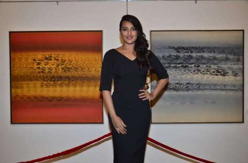 Actor Sonakshi Sinha attended an exhibiton to pay tribute to artist Prafulla Dahanukar at Jehangir Art Gallery in Mumbai on July 21, 2014. (Photo: IANS)