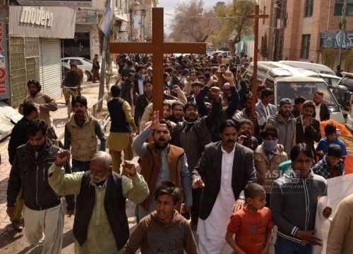 Pakistani Christians protest against the suicide bomb attacks on churches in Lahore in southwest Pakistan's Quetta on March 15, 2015. At least 14 people were killed and 78 others wounded when two suicide bombers blew themselves up at the entrance of churches in Pakistan's east city of Lahore on Sunday, hospital sources said