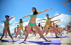 (140712) -- SANYA, July 12, 2014 (Xinhua) -- People practice yoga during a massive bikini party held at the Wuzhizhou Island in Sanya, south China's Hainan Province, July 12, 2014. (Xinhua/Guo Cheng)(wjq)