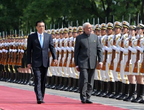 hinese Premier Li Keqiang (L) holds a welcoming ceremony for Indian Prime Minister Narendra Modi before their talks in Beijing, capital of China, May 15, 2015